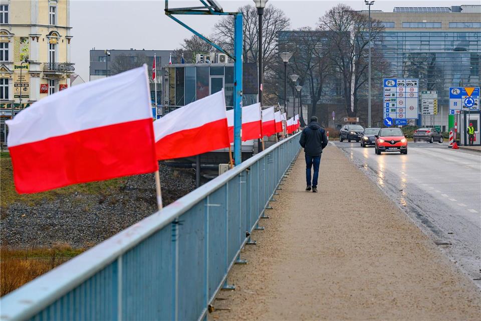 Der Stadtverwaltung in Frankfurt (Oder) sind die Fahnen an der Stadtbrücke ein Dorn im Auge. Patrick Pleul/dpa