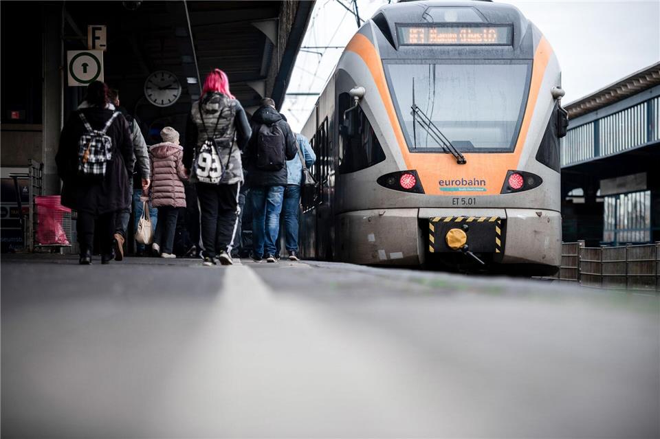 Der Städtetag Nordrhein-Westfalen schlägt eine Landeseisenbahngesellschaft vor. (Symbolbild)Fabian Strauch/dpa