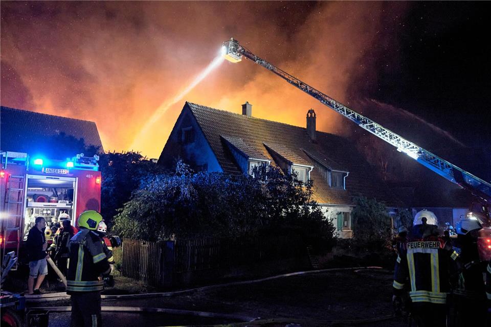 Der Stall in Wilburgstetten geriet in Brand und stürzte ein.Tizian Gerbing/dpa