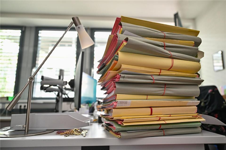 Immer mehr unerledigte Verfahren bei Staatsanwaltschaften Der Stapel wächst (Archivbild). Patrick Pleul/dpa