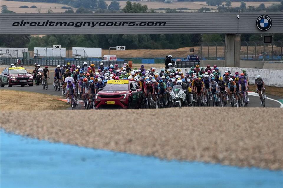 Der Start erfolgte auf der Rennstrecke in Magny-Cours.Thibault Camus/AP/dpa