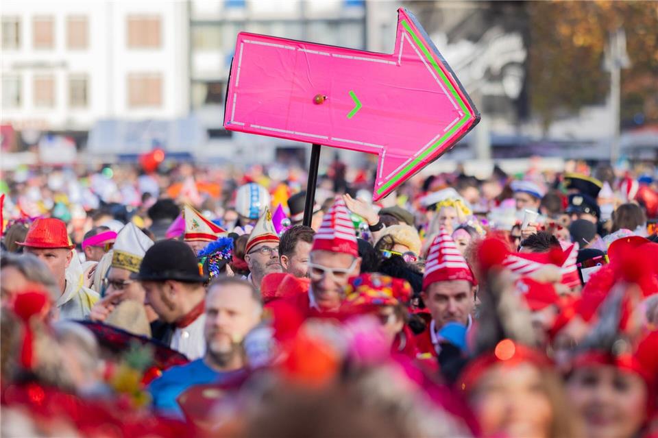 Der Start in die Karnevalssession verlief laut Kölner Ordnungsamt recht entspannt.Rolf Vennenbernd/dpa