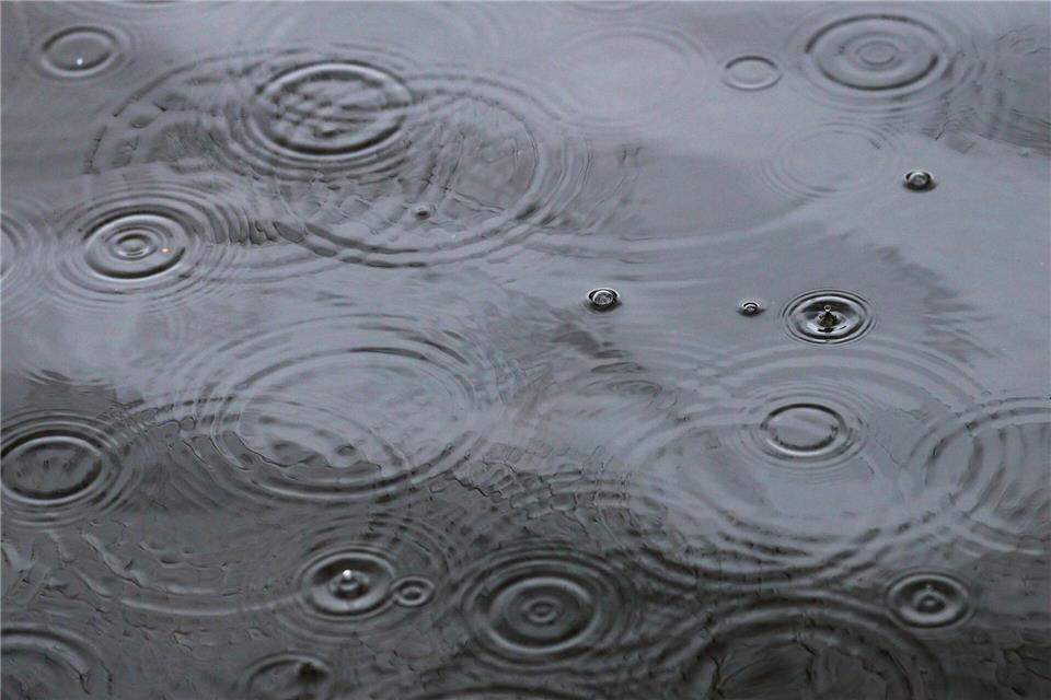 Der Start ins Wochenende wird etwas regnerisch. (Archivbild)Christoph Schmidt/dpa