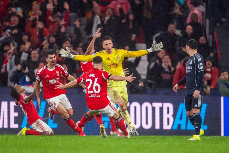 Der Startschuss zu wilden Jubelszenen in Lissabon: Torwart Trubin trifft zum 4:2.Miguel Lemos/ZUMA Press Wire/dpa