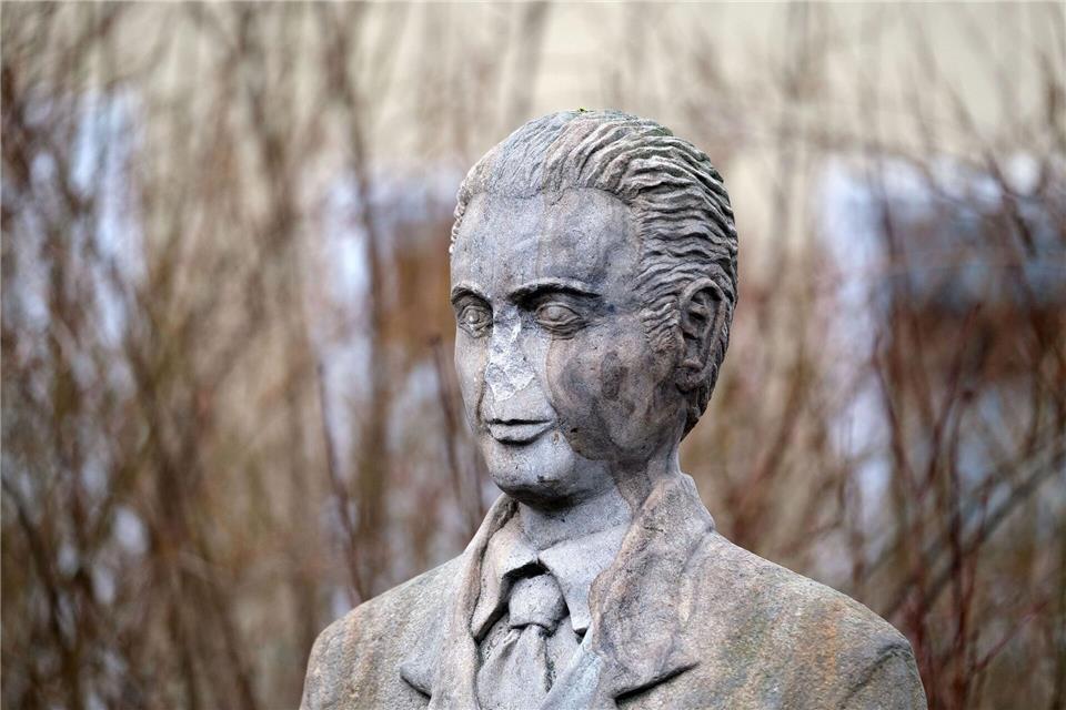 Der Statue von Oskar Schindler fehlt eine Nase.Christian Gossmann/dpa