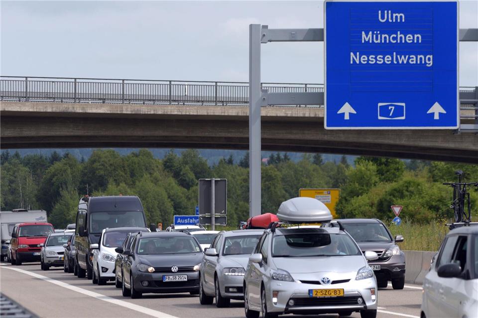 Der Stau auf der A7 entsteht regelmäßig durch die Blockabfertigung am Grenztunnel bei Füssen. (Archivbild)picture alliance / dpa