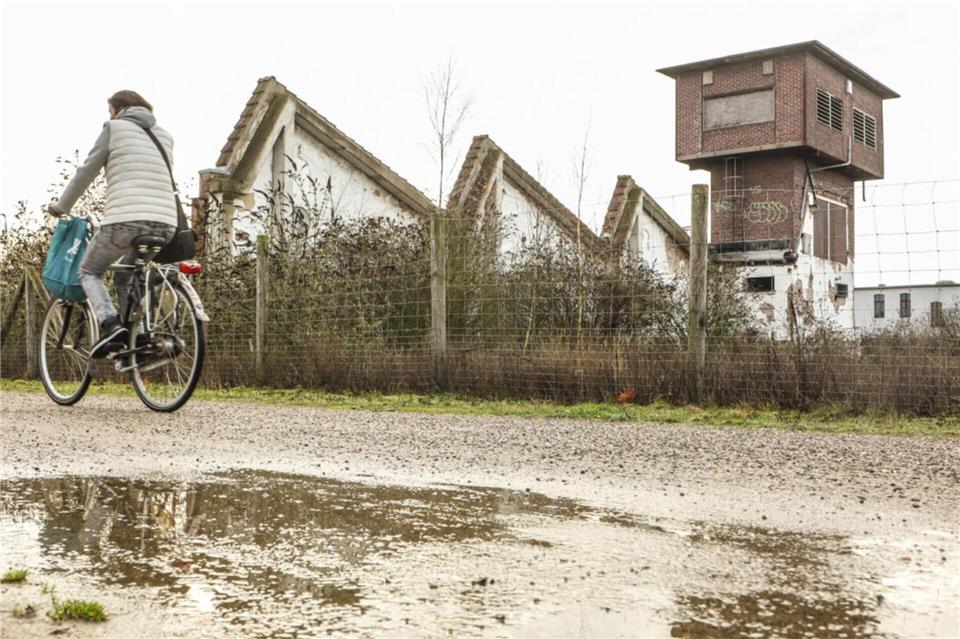 Der Staubturm der ehemaligen Ibena-Fabrik mit der Mauer der einstigen Shed-Hallen ist der prägnante Hingucker des Areals. Drumherum soll ein neues Viertel entstehen.