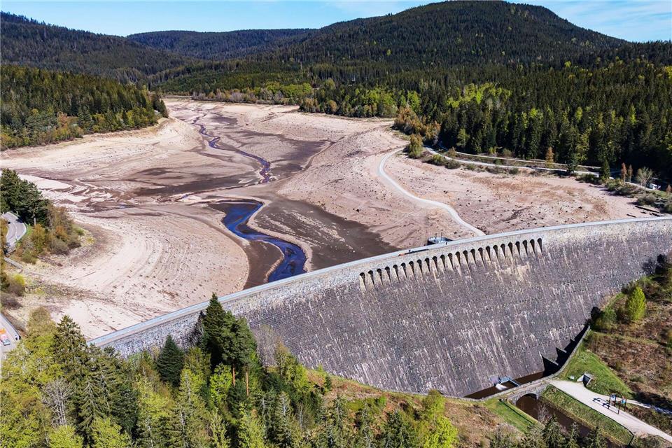 Der Stausee an der Schwarzenbach-Talsperre wird entleert, damit unter anderem an der Staumauer gearbeitet werden kann. (Archivbild)Uli Deck/dpa