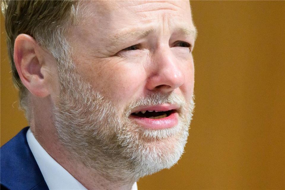 Der Stellenzuwachs geht laut Finanzminister Gerald Heere vor allem auf Schulen zurück. (Archivbild)Julian Stratenschulte/dpa
