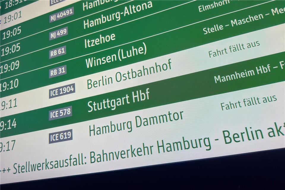 Der Stellwerkausfall bei Lüneburg ist laut Bahn behoben. Der Verkehr zwischen Hamburg und Berlin rollt wieder an. Bodo Marks/dpa
