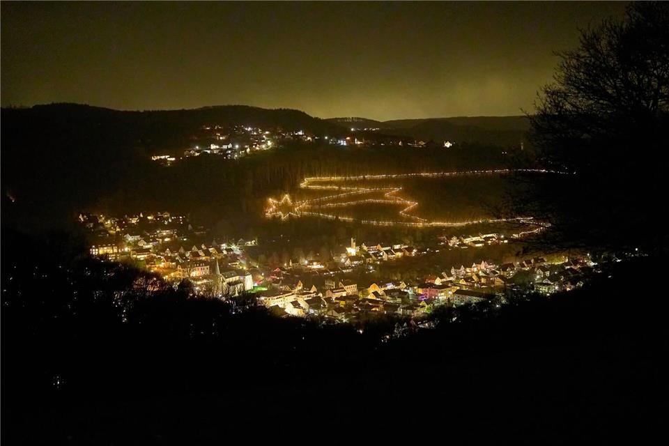 Der „Stern von Betlehem“ beleuchtetet mit 3500 Lichtern den Wald über Waldbreitbach. (Archivbild)Thomas Frey/dpa