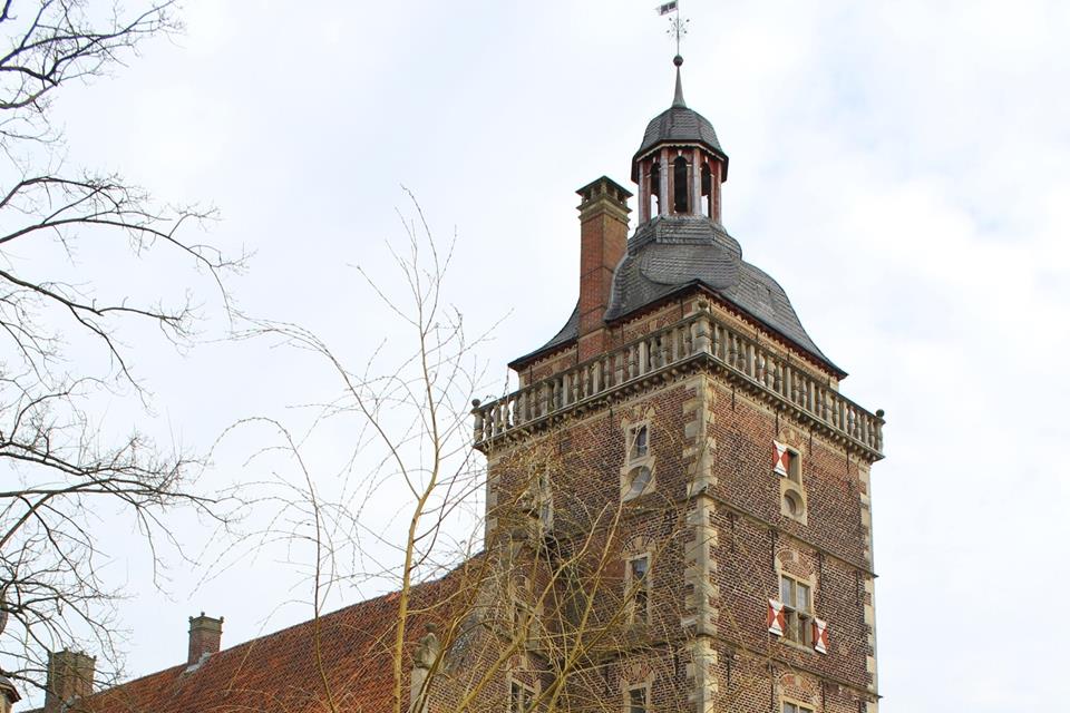 Der Sterndeuterturm an der Vorburg von Schloss Raesfeld.