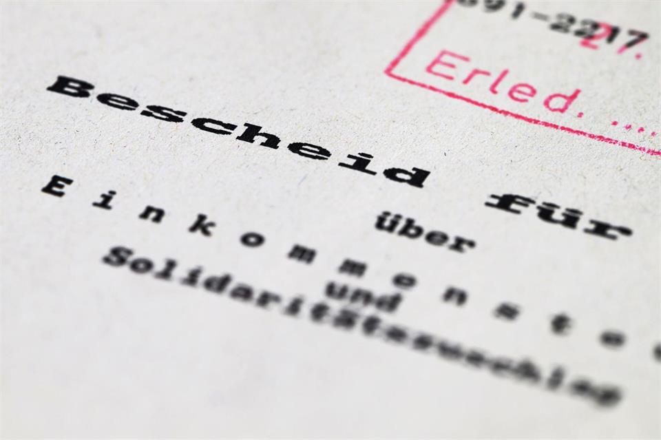 Der Steuerbescheid ist nicht immer das Ende einer Steuererklärung. Nicht selten geht damit ein Einspruchsverfahren los - und das kann in Bayern auch mal länger dauern. (Symbolbild)Robert Michael/dpa