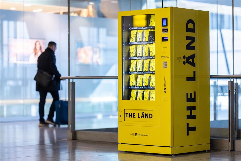 Der Sticker-Automat soll zunächst bis Ende des Jahres am Flughafen stehen.Christoph Schmidt/dpa