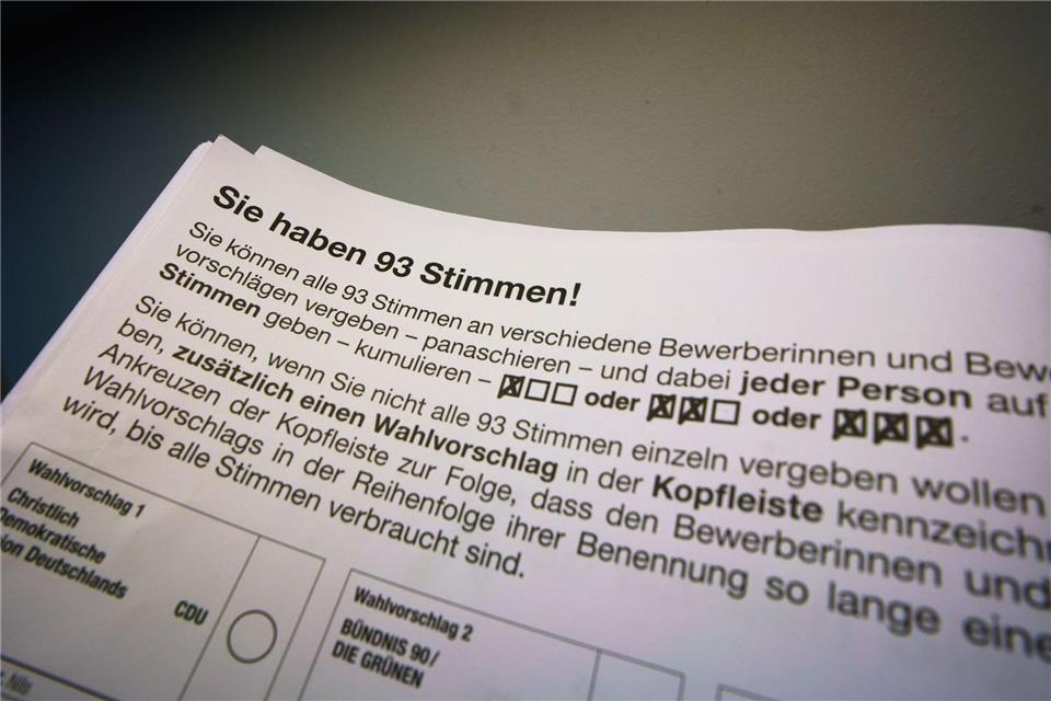 Der Stimmzettel zur Stadtverordnetenversammlung in Frankfurt ist besonders groß. (Archivbild)Frank Rumpenhorst/dpa