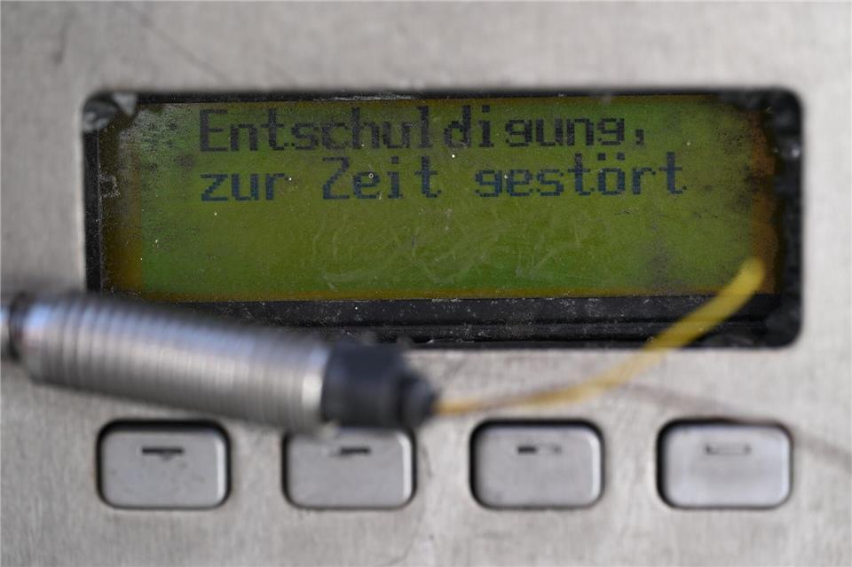 Der Störungshinweis im Display eines kaputten öffentlichen Telefons liest sich so, als würde die Störung irgendwann mal behoben - das wird aber nicht mehr passieren.Wolf von Dewitz/dpa