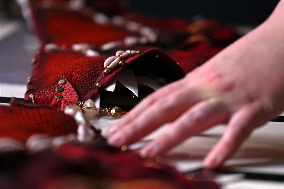 Der Stoff wird extra eingefärbt, um ihn benutzt aussehen zu lassen. Jennifer Brückner/dpa