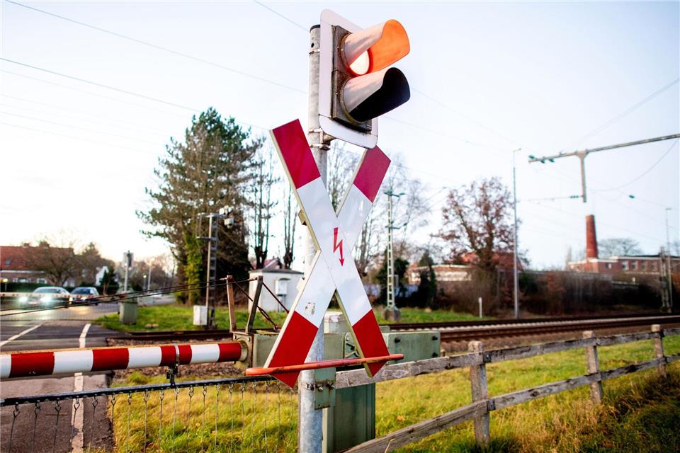 Der Stopp vor einem Bahnübergang dauerte nur wenige Minuten. (Symbolbild)Hauke-Christian Dittrich/dpa