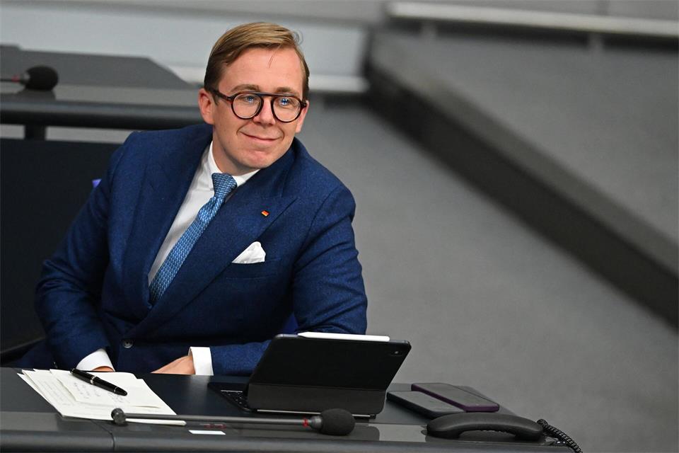 Der Strandkorb, den sich Philipp Amthor (CDU) gekauft und an seinen Arbeitsort nach Berlin hat liefern lassen, soll wieder zurück nach Mecklenburg-Vorpommern. (Archivbild)Michael Brandt/dpa