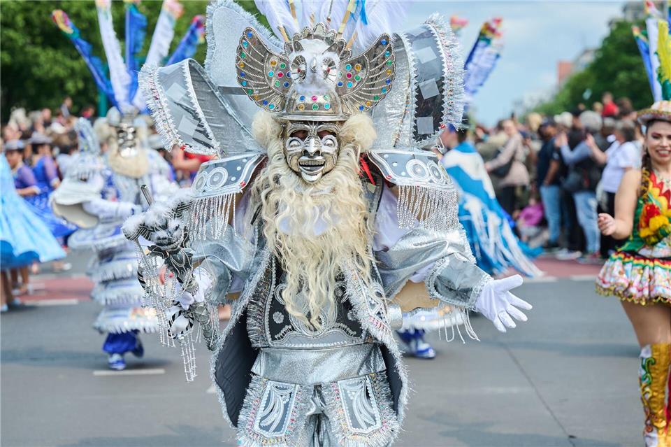 Der Straßenumzug gilt als ein Höhepunkt beim Karneval der Kulturen in Berlin. (Archivbild)Annette Riedl/dpa
