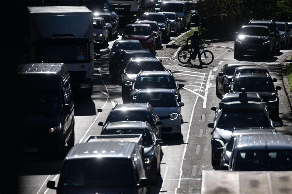 Der Straßenverkehr gilt als eine Quelle für Ultrafeinstaub in der Luft. (Archivbild)Marijan Murat/dpa