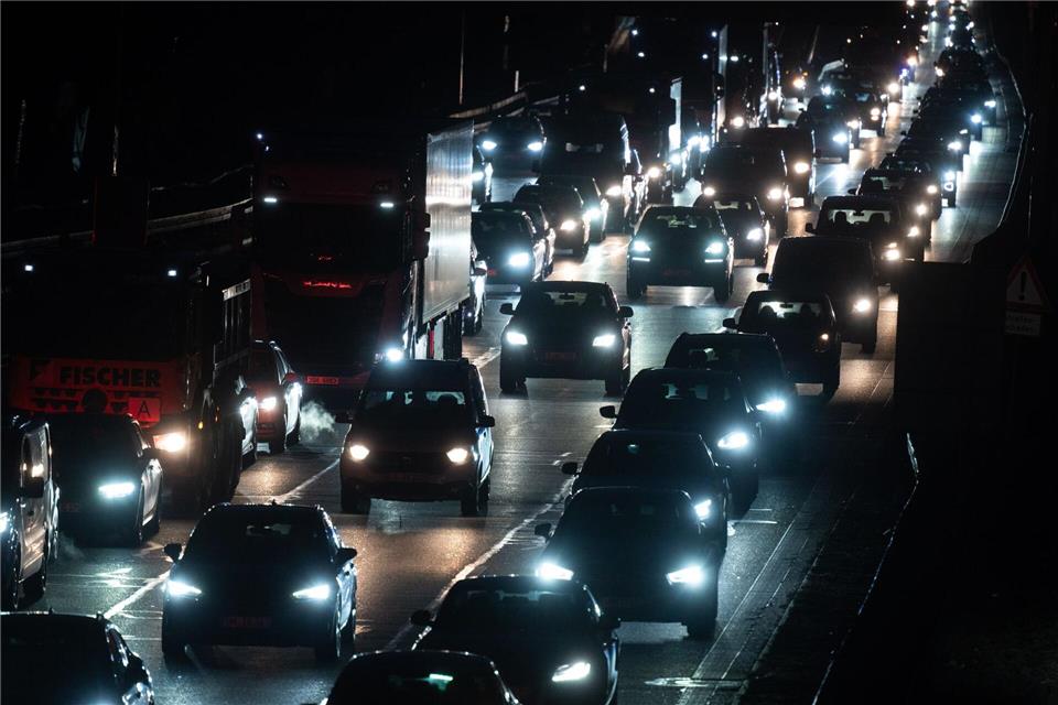 Der Straßenverkehr in Deutschland nimmt weiterhin zu. (Illustration) Marijan Murat/dpa