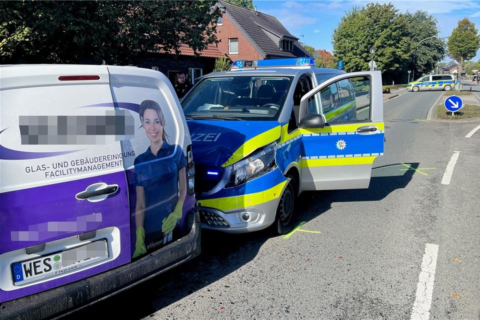 Der Streifenwagen kollidierte mit einem Transporter. Bludau