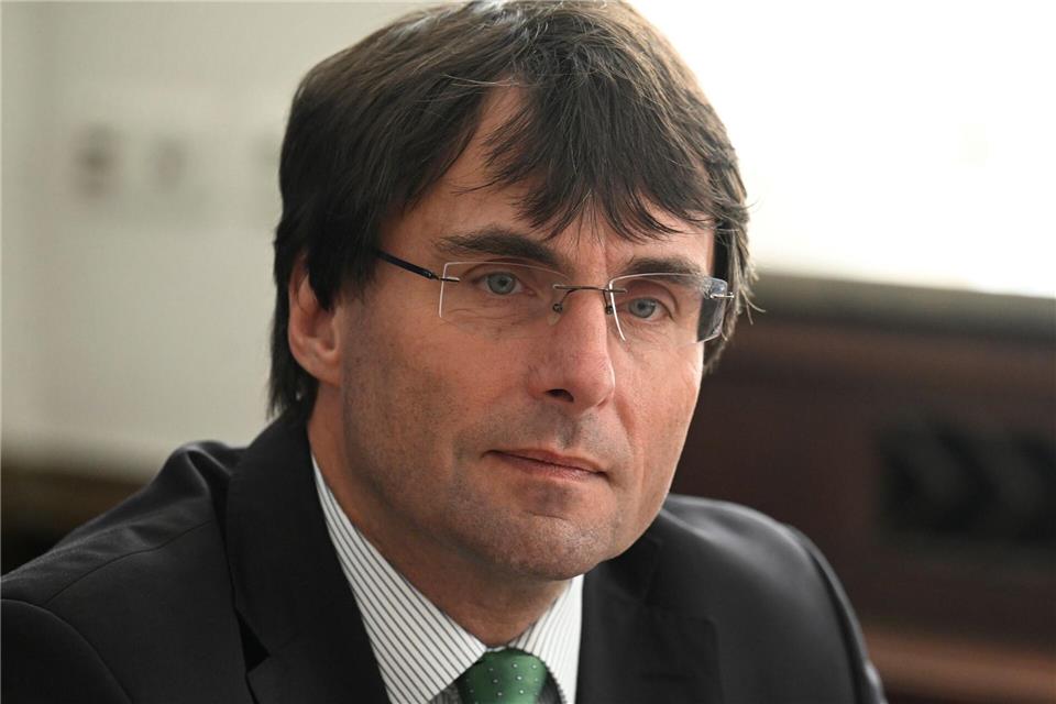 Der Streit über eine stark sanierungsbedürftige Polizeiliegenschaft in Wuppertal beschäftigt jetzt auch den nordrhein-westfälischen Landtag: Finanzminister Marcus Optendrenk (CDU) steht in einer Sondersitzung des Haushaltsausschusses Rede und Antwort. (Archivbild)Roberto Pfeil/dpa