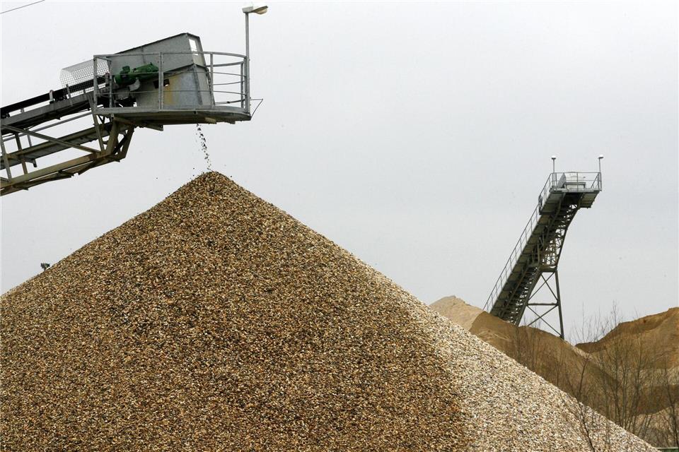 Der Streit um den Abbau von Sand und Kies am Niederrhein ist vor dem OVG ein Dauerthema. (Archivbild)Roland Weihrauch/dpa