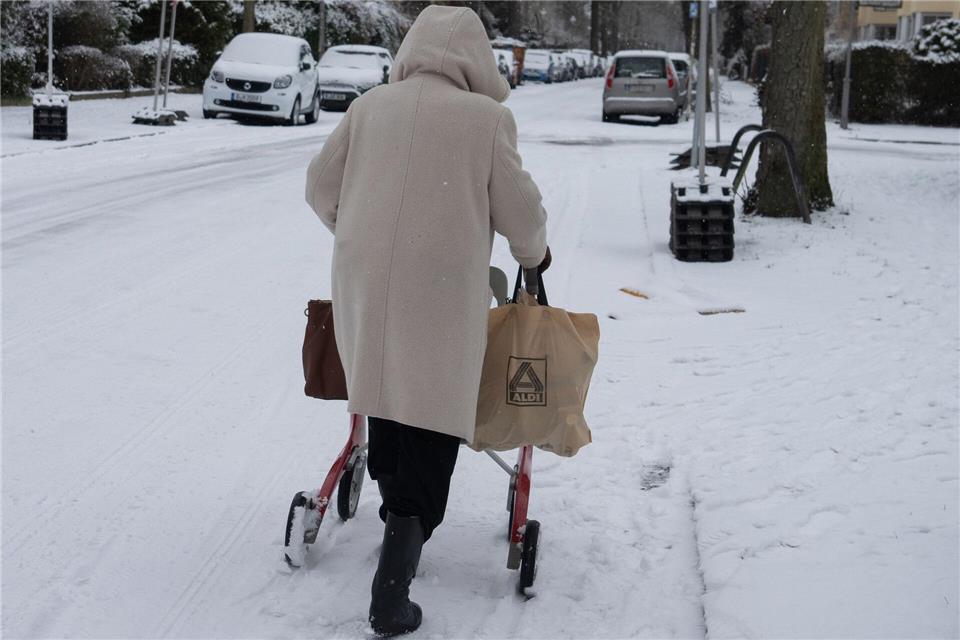 Der Stromausfall bei winterlichem Wetter im Berliner Süden könnte länger dauern. Wolfram Steinberg/dpa