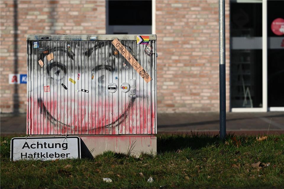 Der Stromkasten „Klotzi“ im ostfriesischen Ostrhauderfehn ist nach einer nächtlichen Farbaktion teilweise gereinigt worden.Lars Penning/dpa