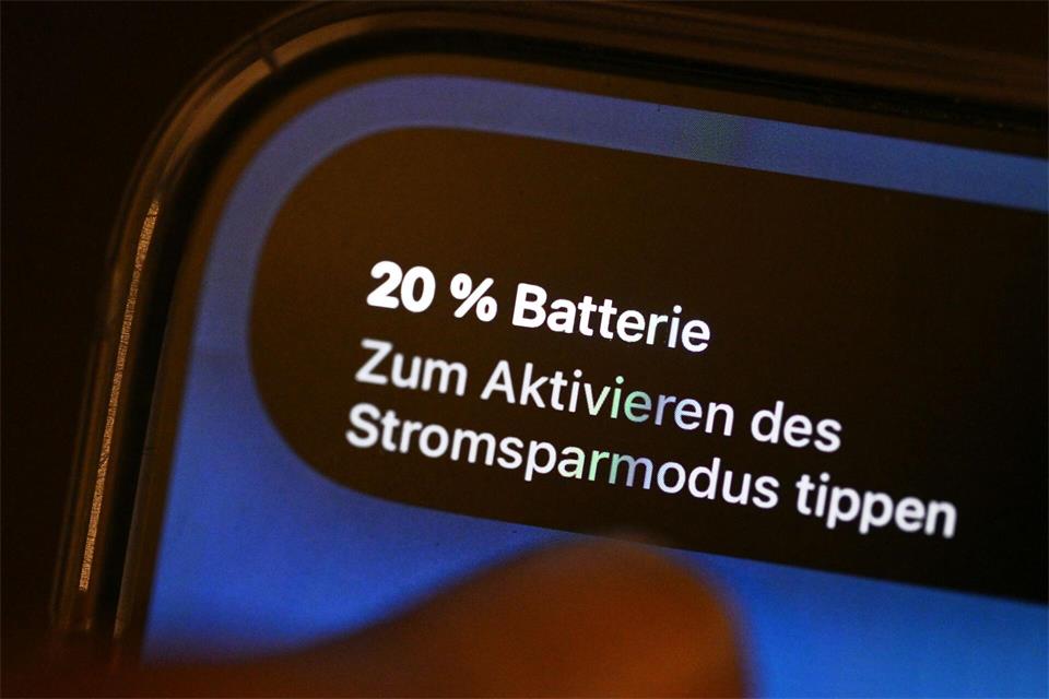 Der Stromsparmodus soll helfen, dass das Smartphone noch etwas länger durchhält.Bernd Weißbrod/dpa