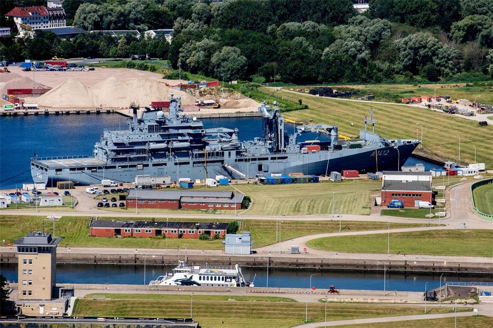 Der Stützpunkt Heppenser Groden in Wilhelmshaven ist der größte der Marine. (Archivbild) Hauke-Christian Dittrich/dpa