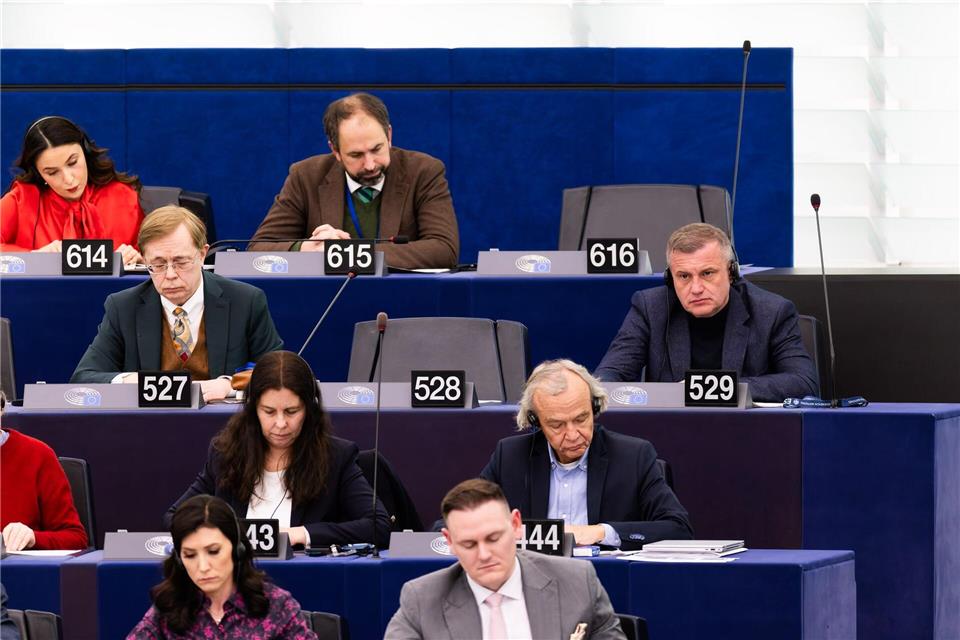 Der Stuhl von Peter Bystron, Platz Nummer 528, war leer, als über die Aufhebung seiner Immunität abgestimmt wurde.Philipp von Ditfurth/dpa