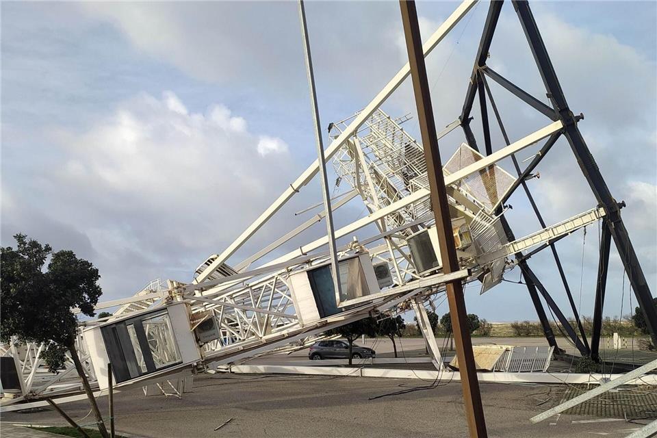 Der Sturm „Kristin“ in Portugal war so heftig, dass sogar ein Riesenrad in der Hafenstadt Figueira da Foz umstürzte. Menschen kamen dabei nicht zu Schaden, da die Anlage nicht in Betrieb war. Jorge Lemos/AP/dpa