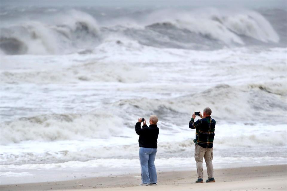 Der Sturm bringt hohe Wellen, Wind und Regen mit sich. Noah K. Murray/AP/dpa