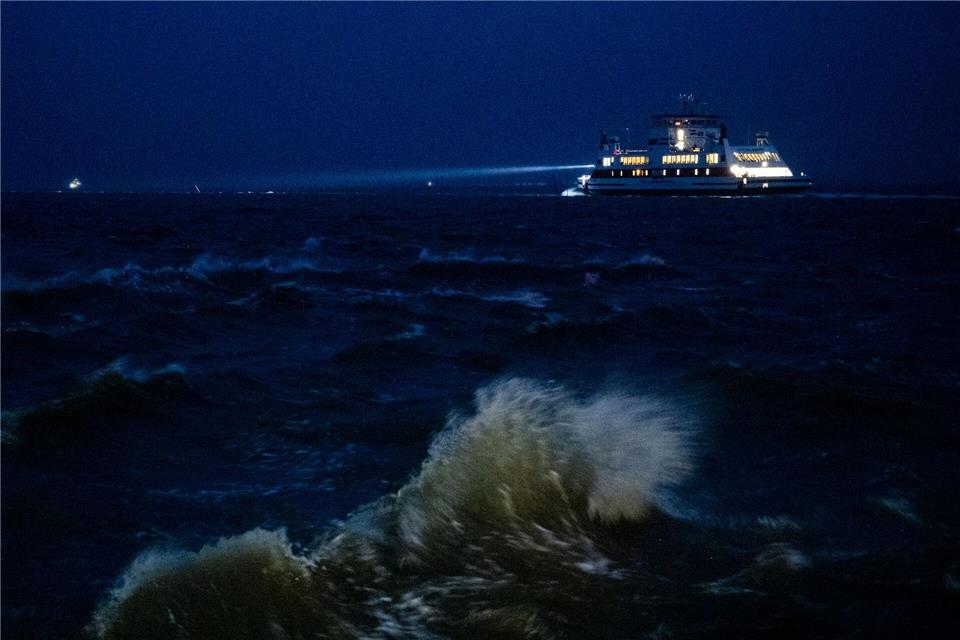 Erster Herbststurm an der Küste - keine Fahrt nach Helgoland Der Sturm hat auch Auswirkungen auf den Fährverkehr.Daniel Bockwoldt/dpa