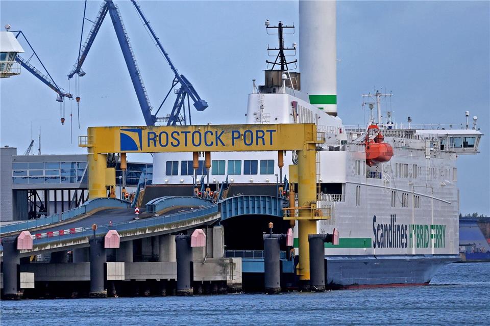Der Sturm hat die Ostseefähren zwischen Rostock und Gedser am Wochenende gestoppt. Bernd Wüstneck/dpa