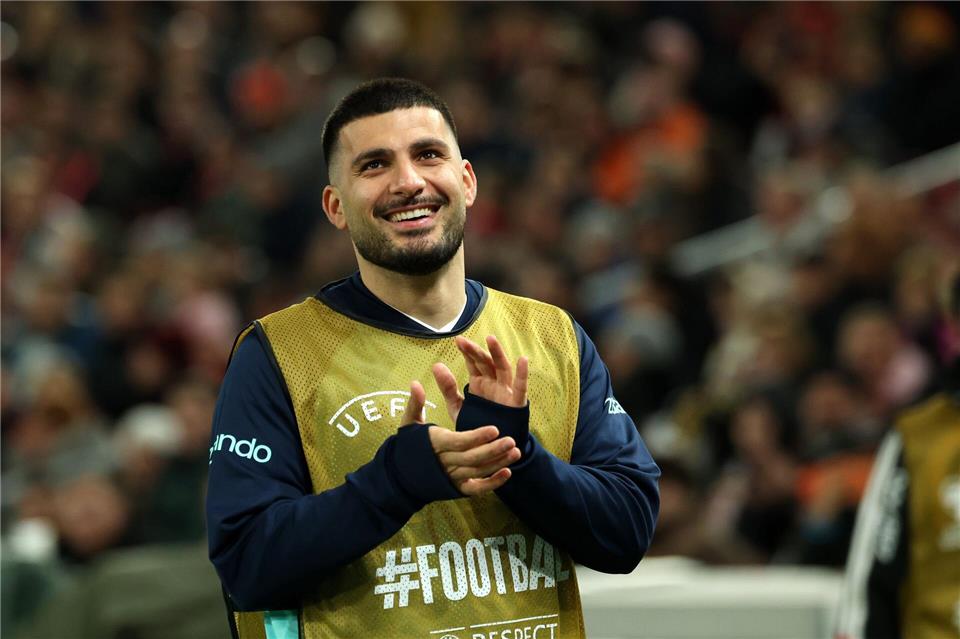 Der Stuttgarter Lokalheld Deniz Undav freut sich über die Rufe der Fans.Christian Charisius/dpa