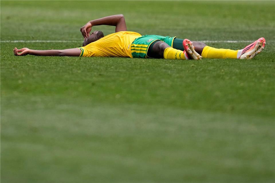 Der Südafrikaner Aubrey Modiba liegt nach dem Spiel auf dem RasenGregory Bull/AP/dpa