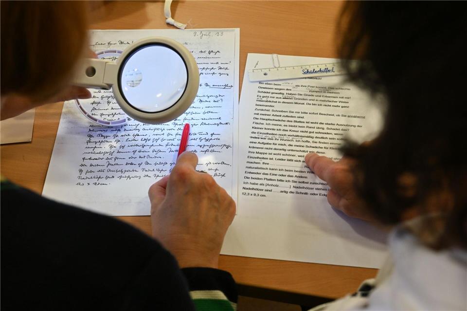 Der Sütterlin-Kurs ist angegliedert an den Arbeitskreis Alte deutsche Handschriften, der zum Verein für Eichsfeldische Heimatkunde gehört. Martin Schutt/dpa