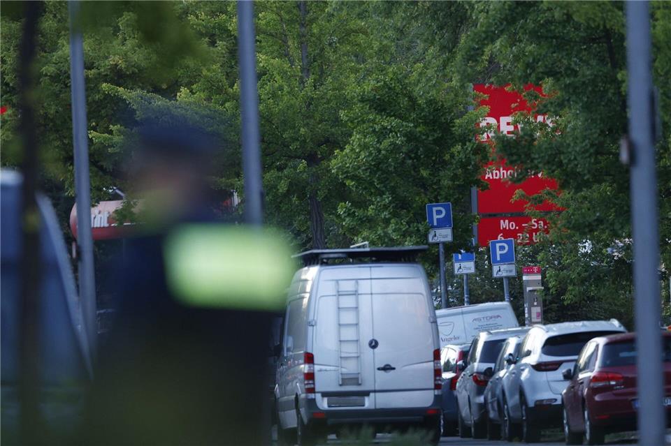 Der Supermarkt ist großräumig abgesperrt.Carsten Koall/dpa