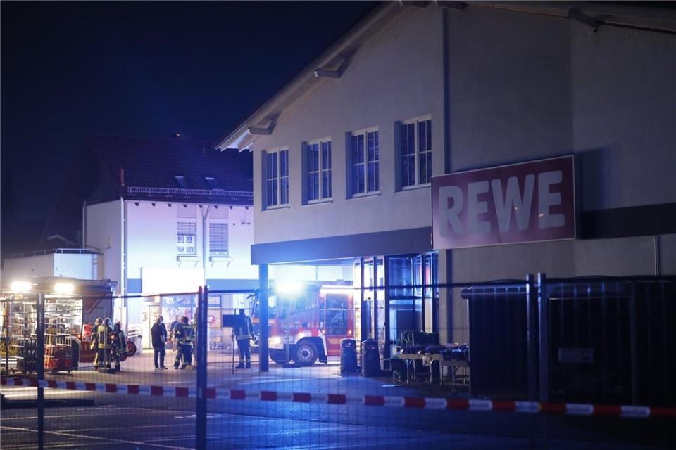 „Viel Glück gehabt“ - Verletzte bei Supermarktdach-Einsturz Der Supermarkt wird abgesperrt.Stein/dpa