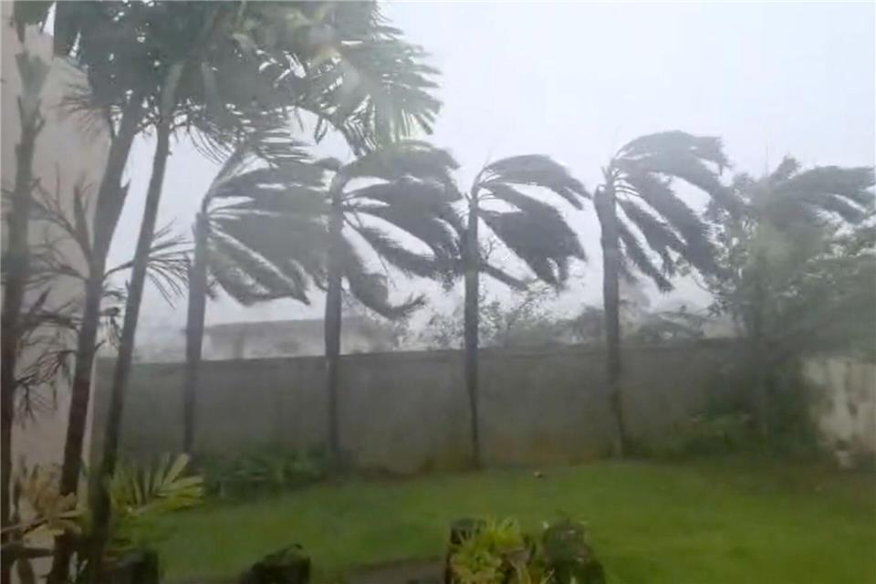 Der Supertaifun bewegte sich nur langsam vorwärts - das machte ihn besonders gefährlich.Uncredited/Glen Hunter/AP/dpa