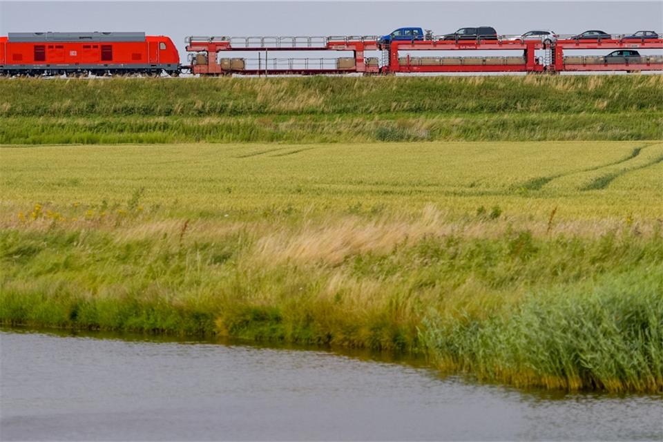Der Sylt-Shuttle in der Nähe von Klanxbüll auf den Weg zur Nordseeinsel.