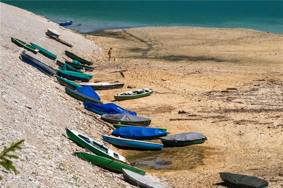 Der Sylvensteinsee hat außergewöhnlich wenig Wasser. Peter Kneffel/dpa
