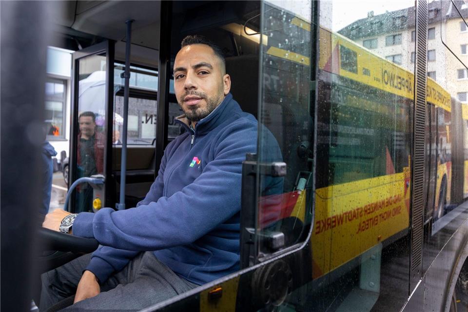 Der Syrer Mothana Khder weiß den sicheren Job als Busfahrer sehr zu schätzen. Helmut Fricke/dpa