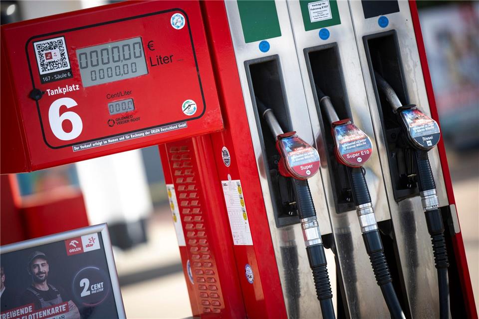 Der TÜV Thüringen rät von einer Einlagerung von Benzin oder Diesel ab. (Symbolbild)Philip Dulian/dpa