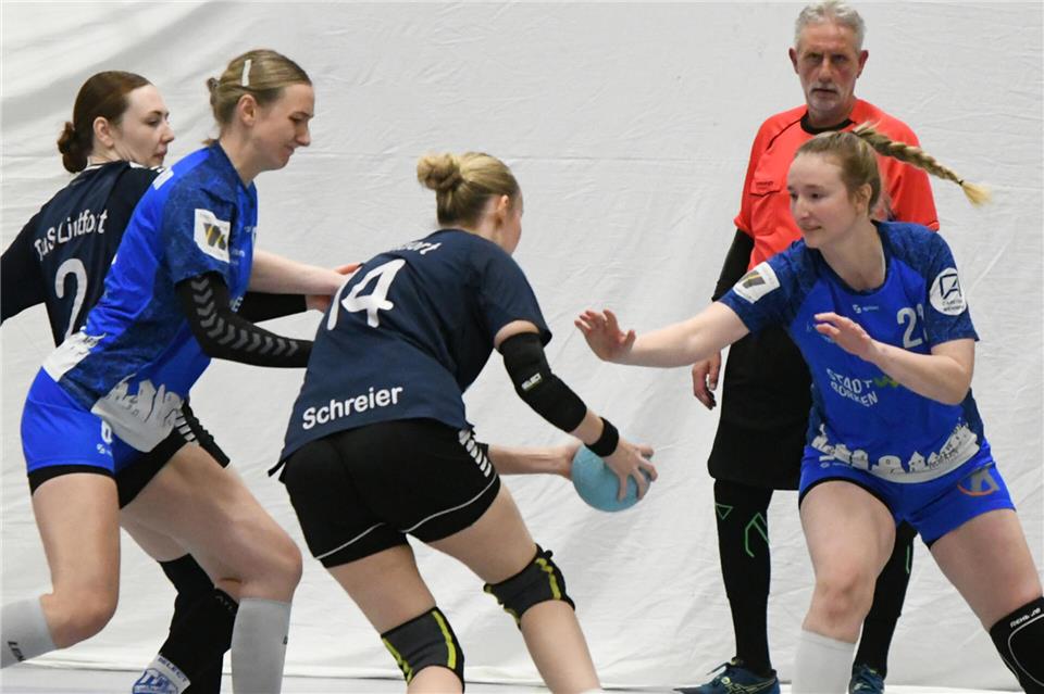 Der TV Borken (hier mit Sandra Tepferd und Maike Hörnemann, rechts) hat am Samstagabend die HSG Hiesfeld/Aldenrade zu Gast.