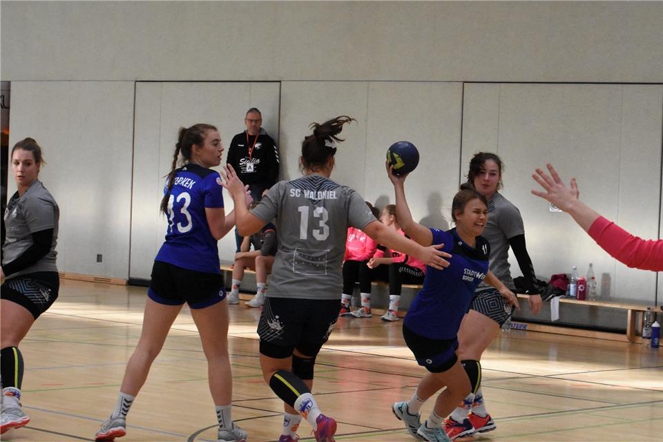 Der TV Borken (hier mit Sarah Möllmann im Angriff) will am Sonntag gegen Gartenstadt zum siebten Mal in Folge ungeschlagen bleiben.